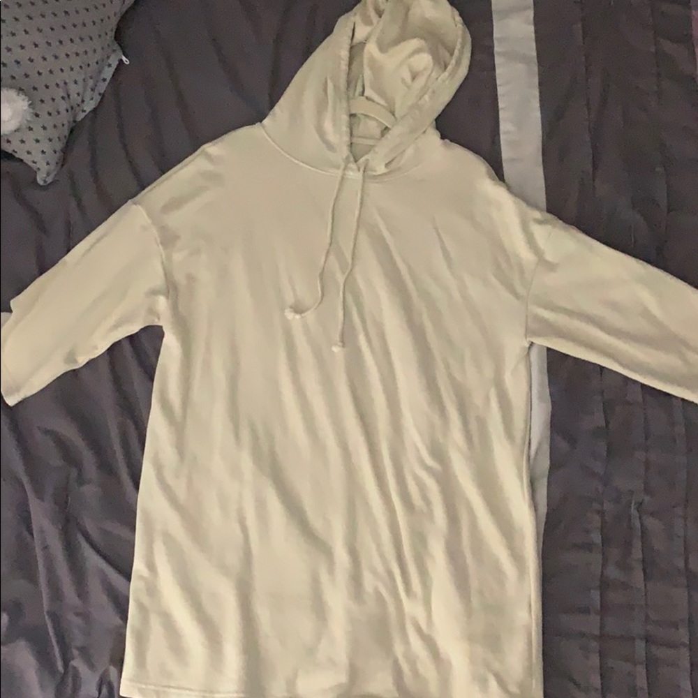 Men’s H&M elongated short sleeve hoodie